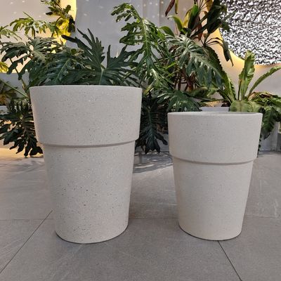 comprare Vaso di fiori in argilla composita a crema con un design liscio scolpito a mano online manufacture