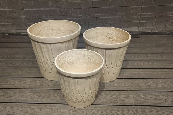 comprare Elegante piantatrice in fibra di argilla con finitura scolpita a mano online manufacture