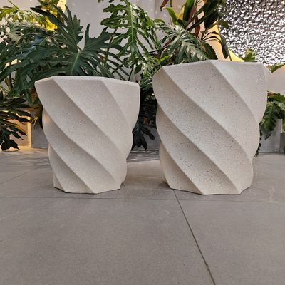 Vaso di piante rinforzate artigianali in argilla e fibre color crema per la decorazione domestica