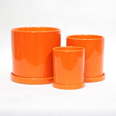 Vaso di ceramica elegante e lucente con buchi