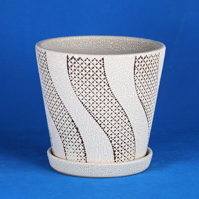 Vaso di argilla con buchi di drenaggio