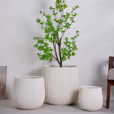vaso rotondo in fibra di argilla beige neutro con motivo a coste verticali leggero resistente a bassa manutenzione vaso di fiori decorazione per ufficio centro commerciale hotel villa vacanze progetto di giardinaggio