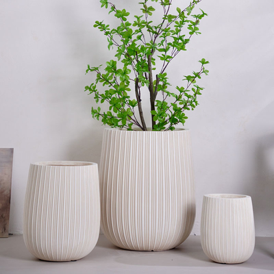 piantatore di argilla di fibra tonda beige neutrale con linee verticali modello leggero resistente a bassa manutenzione vaso da fiore vacanza villa hotel centro commerciale decorazione ufficio giardino progetto di paesaggio