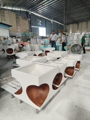 vaso per fiori in fibra di argilla bianco rettangolare con ritagli a forma di cuore leggero resistente a bassa manutenzione vaso per fiori decorazione per ufficio Villa vacanze progetto di giardinaggio