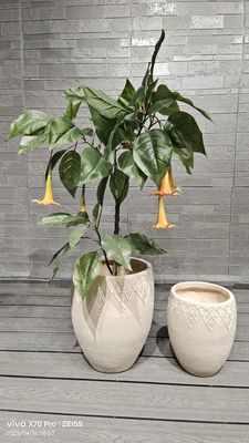 vaso cilindrico in fibra di argilla beige neutro con intricati dettagli floreali leggero resistente e a bassa manutenzione vaso di fiori decorazione per la casa vacanze ufficio progetto di giardinaggio