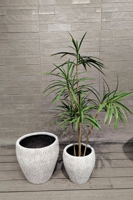 Vaso di fiori rotondo in fibra di argilla con design a mosaico bianco simile a mattoni, leggero, per progetti di ville e uffici