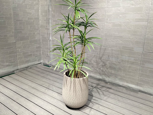 Fioriera rotonda in fibra di argilla con motivo geometrico ripetitivo bianco grigiastro chiaro, design architettonico per il paesaggio